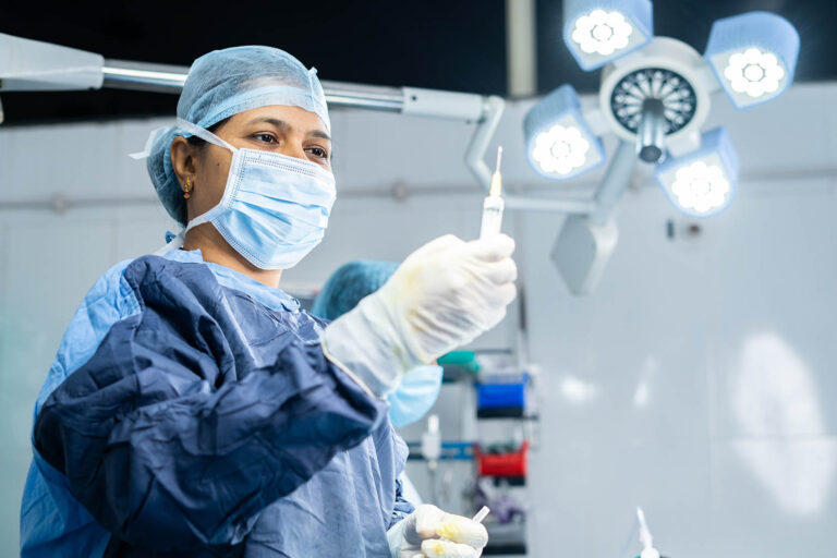 Surgeon,Preparing,Anaesthesia,Syringe,Or,Injection,For,Surgery,At,Operation