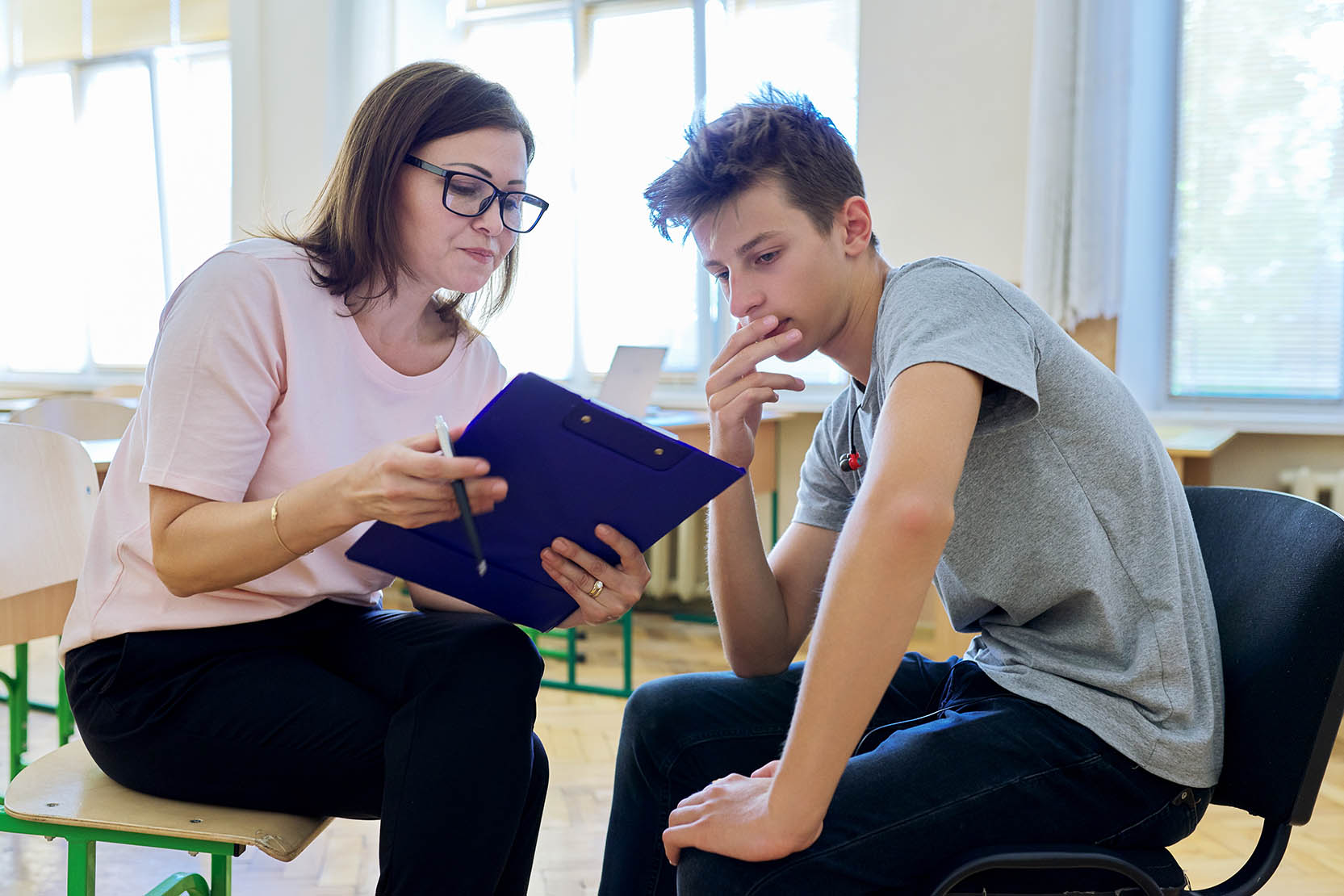 Woman,School,Psychologist,Talking,And,Helping,Student,,Male,Teenager.,Mental