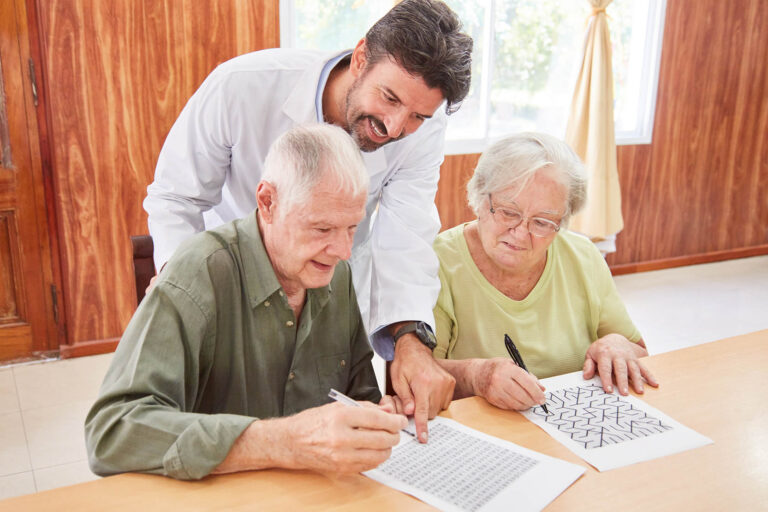 Geriatric,Nurse,Helps,Senior,Couple,Solve,Puzzles,As,Memory,Training