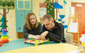 A,Psychologist,Is,Engaged,With,An,Autistic,Man,With,Mental
