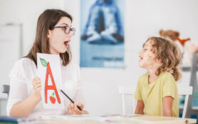 Speech,Therapist,Working,With,A,Child,On,A,Correct,Pronunciation